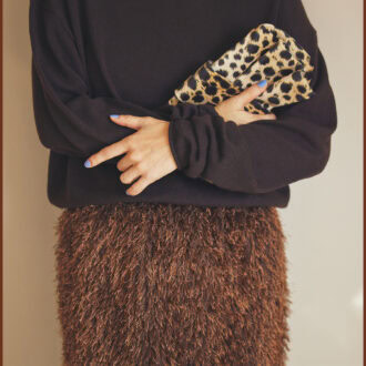 プレーンなニットにフリンジスカートを添えて艶やかに。小物もブラウン系でまとめてシックに。 ニット4万9500円（ハウス オブ ロータス 二子玉川店）　スカート2万6400円（ザ ポーズ／ウィムガゼット ルミネ新宿店）　　バッグ2万3100円（ルレ・アッシュ／ピモンテ）　