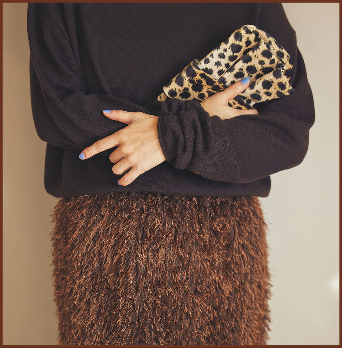 プレーンなニットにフリンジスカートを添えて艶やかに。小物もブラウン系でまとめてシックに。 ニット4万9500円（ハウス オブ ロータス 二子玉川店）　スカート2万6400円（ザ ポーズ／ウィムガゼット ルミネ新宿店）　　バッグ2万3100円（ルレ・アッシュ／ピモンテ）　