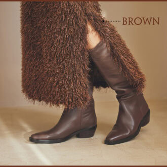 スカート2万6400円（ザ ポーズ／ウィムガゼット ルミネ新宿店）　ロングブーツ5万1700円（モリーニ／ジャック・オブ・オール・トレーズ プレスルーム）