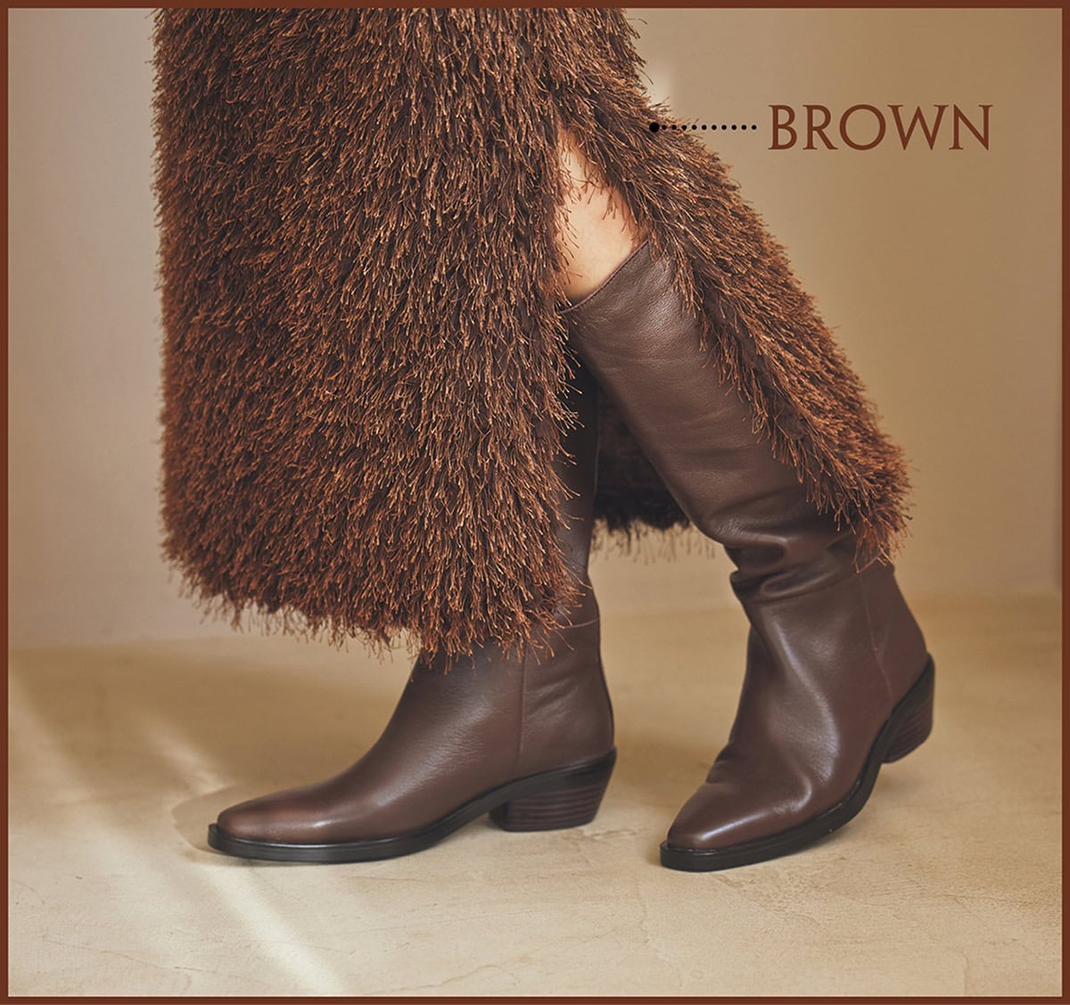 スカート2万6400円（ザ ポーズ／ウィムガゼット ルミネ新宿店）　ロングブーツ5万1700円（モリーニ／ジャック・オブ・オール・トレーズ プレスルーム）