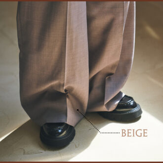 パンツ4万7300円（エブール／リトルリーグ インク）　靴3万3000円（モリーニ／ジャック・オブ・オール・トレーズ プレスルーム）