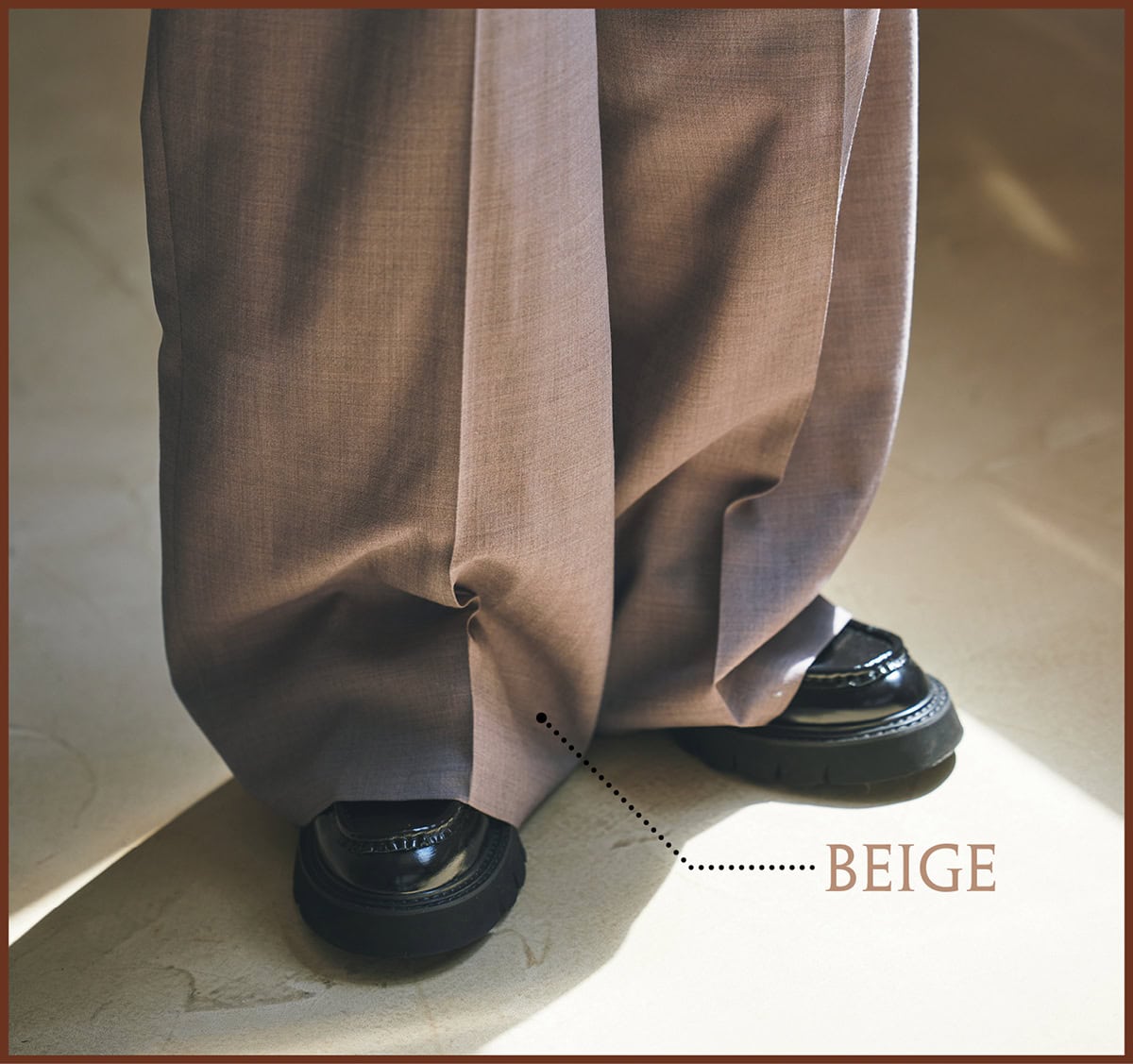 パンツ4万7300円（エブール／リトルリーグ インク）　靴3万3000円（モリーニ／ジャック・オブ・オール・トレーズ プレスルーム）