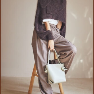 パンツ4万7300円（エブール／リトルリーグ インク）　サングラス2万790円（コーチ／ルックスオティカジャパン カスタマーサービス）　バッグ4万6200円（ヴァジック／ヴァジックジャパン）　靴3万3000円（モリーニ／ジャック・オブ・オール・トレーズ プレスルーム）