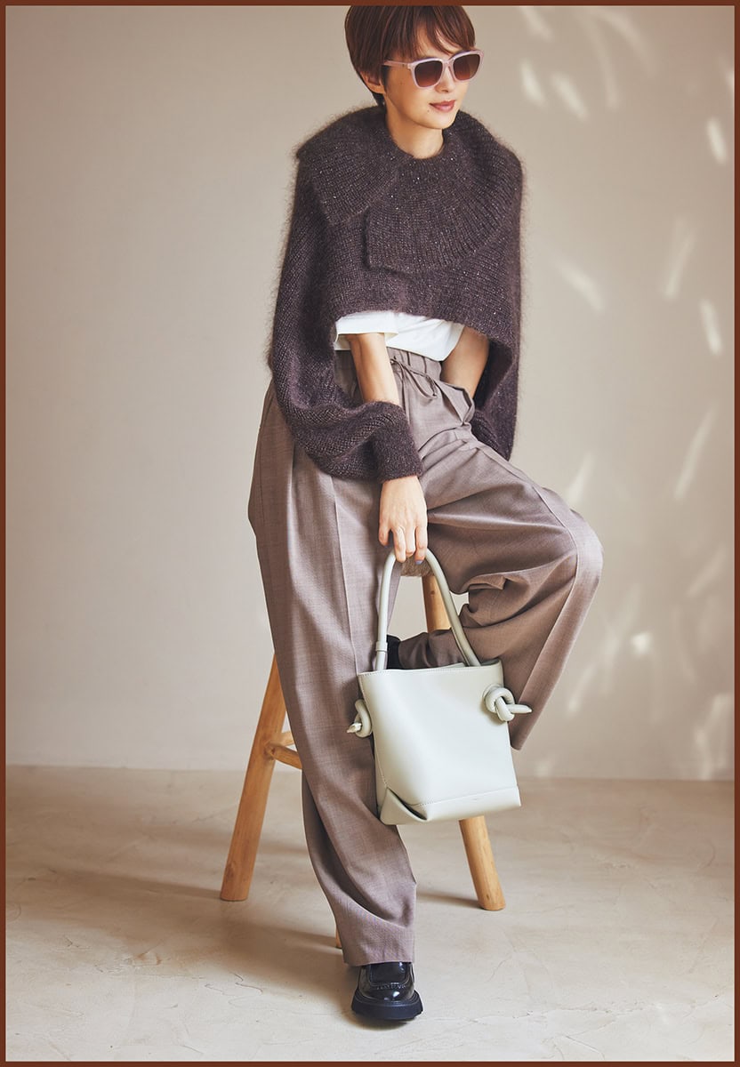 パンツ4万7300円（エブール／リトルリーグ インク）　サングラス2万790円（コーチ／ルックスオティカジャパン カスタマーサービス）　バッグ4万6200円（ヴァジック／ヴァジックジャパン）　靴3万3000円（モリーニ／ジャック・オブ・オール・トレーズ プレスルーム）