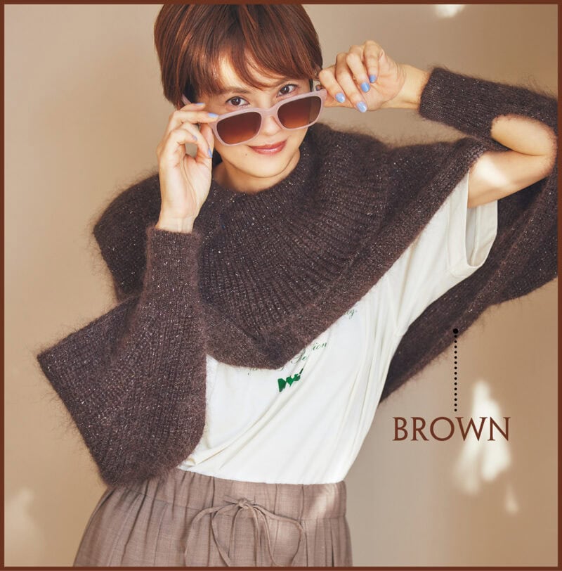 ニット5万7200円（ニアーニッポン／ニアー）　Tシャツ6820円（グッド ロック スピード／グッドスピード）　パンツ4万7300円（エブール／リトルリーグ インク）　サングラス2万790円（コーチ／ルックスオティカジャパン カスタマーサービス）