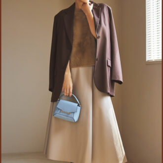 ブラウン系の濃淡コーデで洗練された美しさと遊び心を両立。ジャケット8万5800円(ジェイドット/ジェイドット 自由が丘八雲店) ニット6990円(アンフィーロ/オンワード樫山) スカート3万5200円※11月展開予定3万5200円(マルティニーク/マルティニーク ルミネ横浜) バッグ7万9200円(ストラスベリー) ブーツ8万300円(カチム)