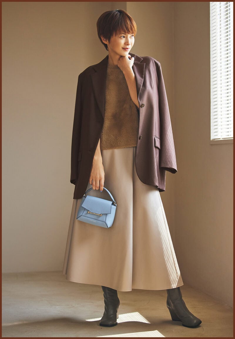 ブラウン系の濃淡コーデで洗練された美しさと遊び心を両立。ジャケット8万5800円(ジェイドット/ジェイドット 自由が丘八雲店) ニット6990円(アンフィーロ/オンワード樫山) スカート3万5200円※11月展開予定3万5200円(マルティニーク/マルティニーク ルミネ横浜) バッグ7万9200円(ストラスベリー) ブーツ8万300円(カチム)