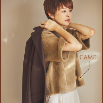 ブラウン系の濃淡コーデで洗練された美しさと遊び心を両立。ジャケット8万5800円(ジェイドット/ジェイドット 自由が丘八雲店) ニット6990円(アンフィーロ/オンワード樫山) スカート3万5200円※11月展開予定3万5200円(マルティニーク/マルティニーク ルミネ横浜)