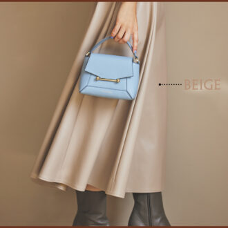 ブラウン系の濃淡コーデで洗練された美しさと遊び心を両立。スカート3万5200円※11月展開予定3万5200円(マルティニーク/マルティニーク ルミネ横浜) バッグ7万9200円(ストラスベリー) ブーツ8万300円(カチム)