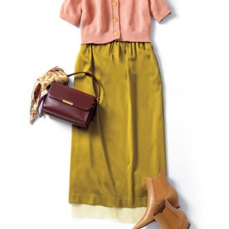 黄緑系の明るいカーキに甘めの色を差して華やかに。ポロニット3万9600円(オブリオ) スカート2万9700円(マルティニーク/マルティニーク ルミネ横浜) スカーフ4万2900円(ピエール=ルイ・マシア/ピモンテ) バッグ1万6500円(アンタイトル) ブーツ9万9000円(ペリーコ/アマン)