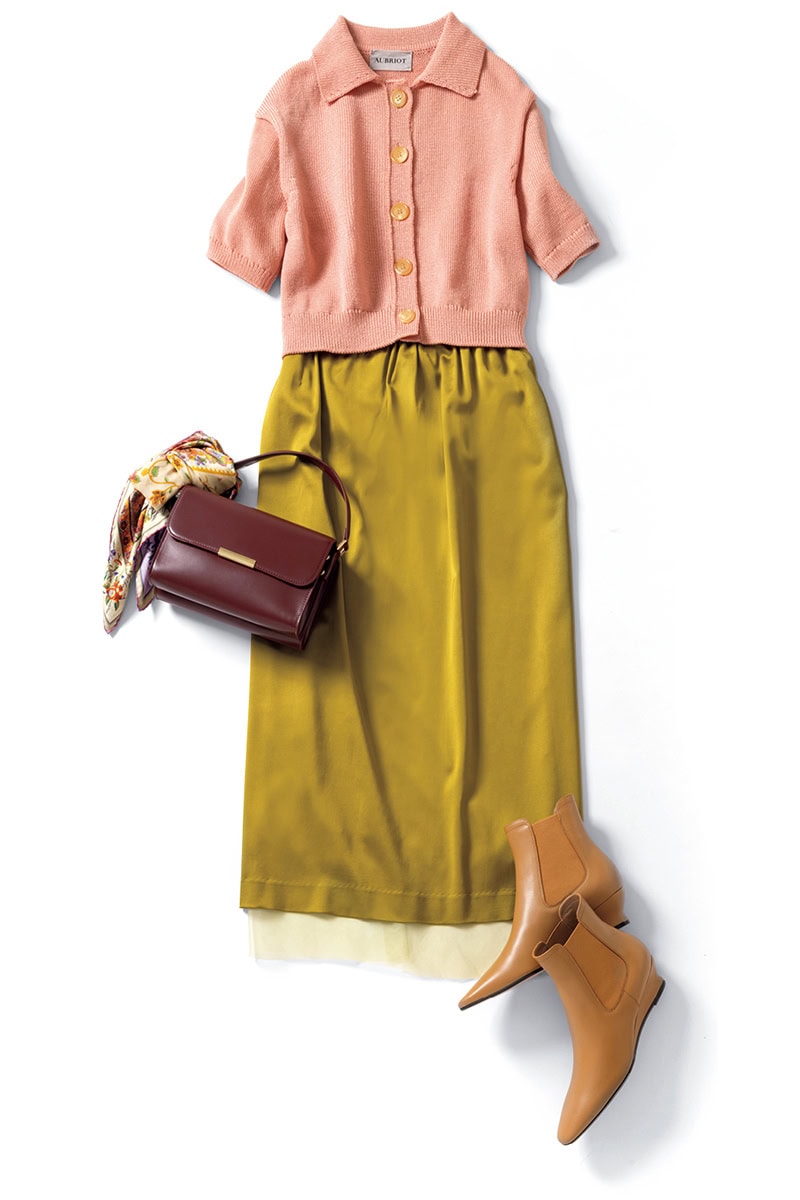 黄緑系の明るいカーキに甘めの色を差して華やかに。ポロニット3万9600円（オブリオ）　スカート2万9700円（マルティニーク／マルティニーク ルミネ横浜）　スカーフ4万2900円（ピエール＝ルイ・マシア／ピモンテ）　バッグ1万6500円（アンタイトル）　ブーツ9万9000円（ペリーコ／アマン）