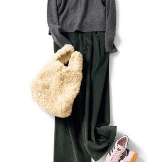 ブルべに似合うモスグレーのパンツを、グレーのトップスがシックに見せる。ポロニット2万5300円（アニュアル）、パンツ2万900円（グリーンバター）、バッグ2万9700円（ジャッキー／すべてジャック・オブ・オール・トレーズ プレスルーム）　スニーカー1万5950円（アディダス／アンタイトル）