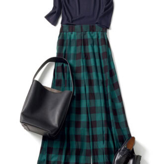 青緑の色みが強い洒落た色はブルべならではのお楽しみ。大胆なチェック柄の魅力をネイビーのニットで品よく引き立てて。ニット2万8600円（ロンハーマン）　パンツ5万600円（ハイク／ボウルズ）　バッグ2万6400円（アンドミューク／アマン）　靴9万2400円（パラブーツ／パラブーツ青山店）