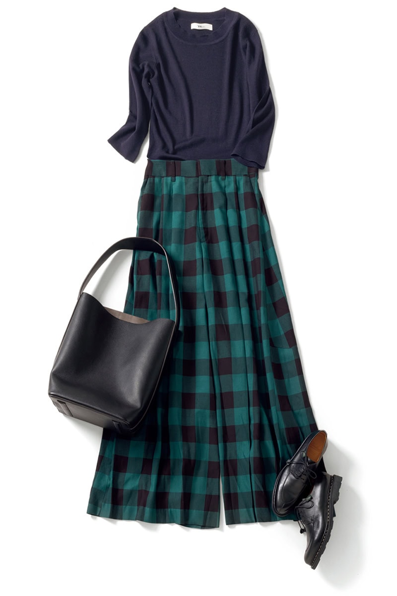 青緑の色みが強い洒落た色はブルべならではのお楽しみ。大胆なチェック柄の魅力をネイビーのニットで品よく引き立てて。ニット2万8600円（ロンハーマン）　パンツ5万600円（ハイク／ボウルズ）　バッグ2万6400円（アンドミューク／アマン）　靴9万2400円（パラブーツ／パラブーツ青山店）