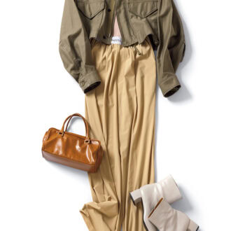 黄みのベージュのナチュラルなぬくもりがマニッシュなカーキを品よくソフトに見せる。ジャケット4万1800円、タンクトップ8800円(ともにハイク/ボウルズ) パンツ2万9700円(プロタゴニスタ/アマン) バッグ4万1800円(マウリツィオ タユーティ/ピモンテ) ブーツ8万300円(カチム)