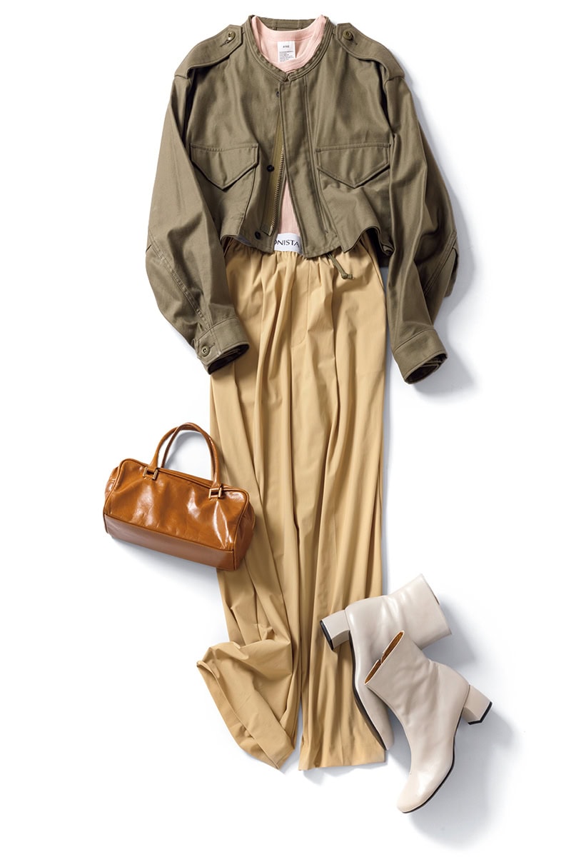 黄みのベージュのナチュラルなぬくもりがマニッシュなカーキを品よくソフトに見せる。ジャケット4万1800円、タンクトップ8800円(ともにハイク/ボウルズ) パンツ2万9700円(プロタゴニスタ/アマン) バッグ4万1800円(マウリツィオ タユーティ/ピモンテ) ブーツ8万300円(カチム)