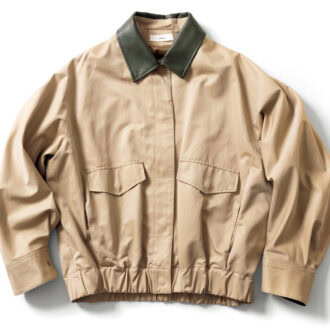 カーキのフェイクレザーの衿付き。3万9600円(リエス)