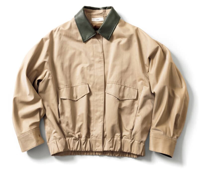 カーキのフェイクレザーの衿付き。3万9600円（リエス）