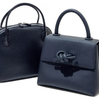 かちっとしたクラシカルなタイプが最適。レザーもOK。右から_バッグ5万6100円（ヴァジック／ヴァジックジャパン）　バッグ7万9200円（メゾン カナウ／ヤマニ）