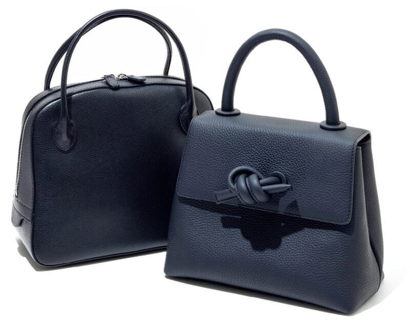 かちっとしたクラシカルなタイプが最適。レザーもOK。右から_バッグ5万6100円（ヴァジック／ヴァジックジャパン）　バッグ7万9200円（メゾン カナウ／ヤマニ）