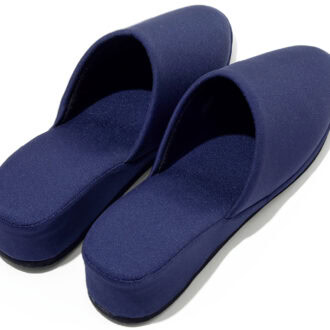 身長をヒールの分だけ底上げ。パタパタせず、姿勢もよく見えてフォーマル感もアップ。スリッパ2295円（ハッピークローバー）