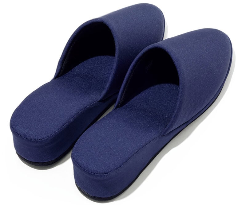 身長をヒールの分だけ底上げ。パタパタせず、姿勢もよく見えてフォーマル感もアップ。スリッパ2295円（ハッピークローバー）