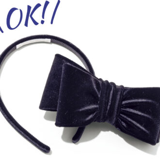 学校行事におすすめな、髪なじみのいい黒や紺のシンプルなデザインのアイテム2点。カチューシャ8800円、バレッタ1万7600円（ともにジャルダン ドゥ シュブー）