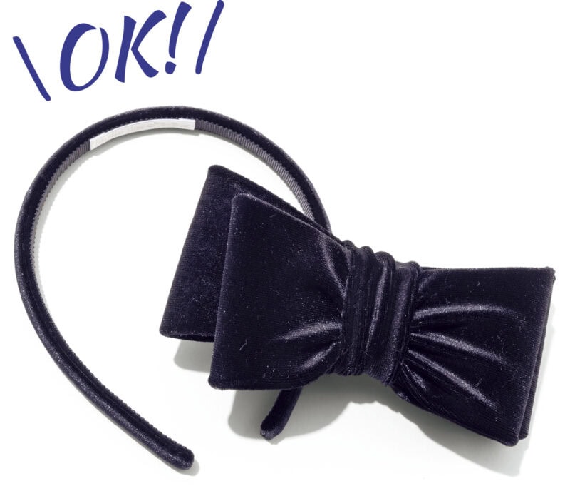 学校行事におすすめな、髪なじみのいい黒や紺のシンプルなデザインのアイテム2点。カチューシャ8800円、バレッタ1万7600円（ともにジャルダン ドゥ シュブー）