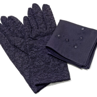 弔事の際に用意しておきたい黒いハンカチと、ネイルが落とせない時に便利な黒いレースの手袋