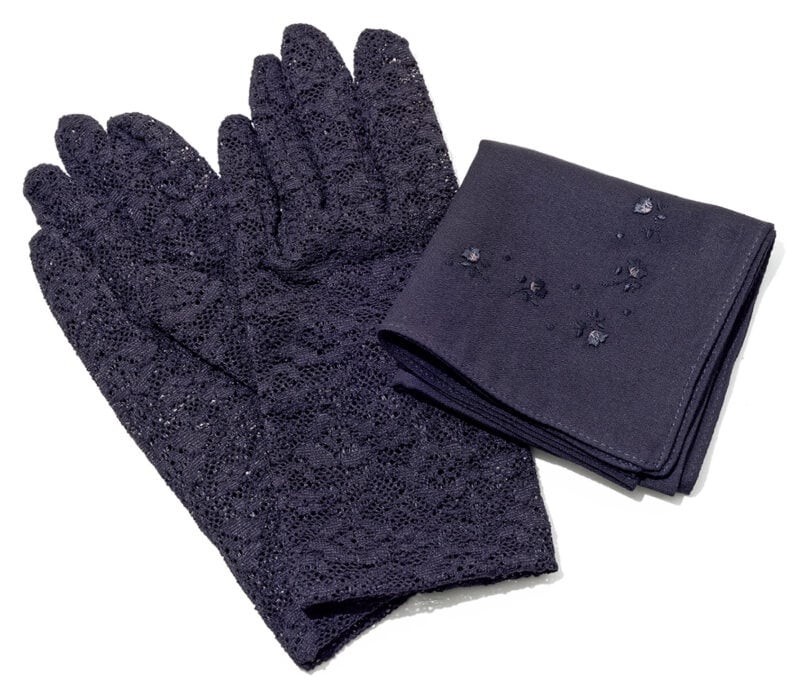 弔事の際に用意しておきたい黒いハンカチと、ネイルが落とせない時に便利な黒いレースの手袋