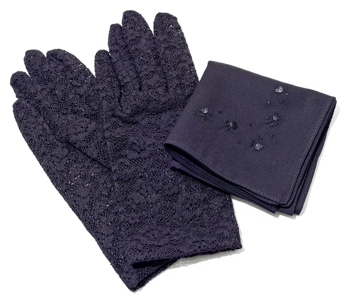 弔事の際に用意しておきたい黒いハンカチと、ネイルが落とせない時に便利な黒いレースの手袋