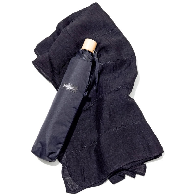 弔事の際に用意しておきたい黒い折り畳み傘と、着席時のひざ掛けに便利な黒いストール