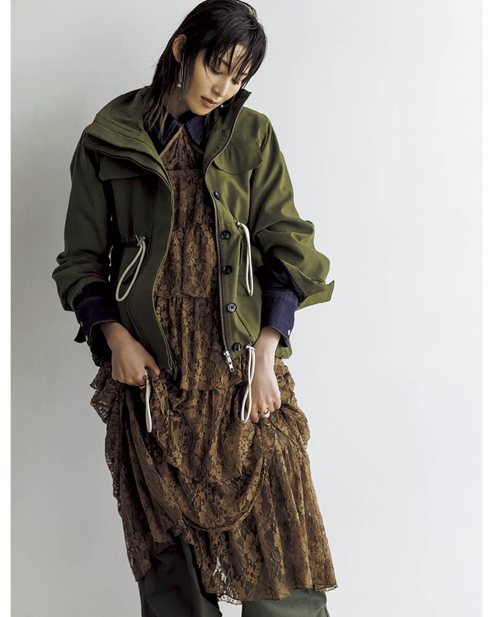 ジャケット※参考商品（コー／イーストランド）　ワンピース5万5000円（バウム・ウンド・ヘルガーデン／S&T）　デニムシャツ3万5420円（テラ／ティースクエア プレスルーム）　パンツ5万2800円（ハイク／ボウルズ）　パンプス17万8200円（ピエール アルディ／ピエール アルディ 東京）　ピアス〈片耳〉15万4000円（oeau）　リング〈左手中指〉5万1700円（バルブス／ZUTTOHOLIC）　〈右手人差し指〉4万5870円※参考価格（オーガスト）