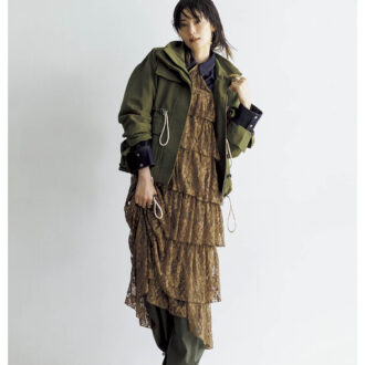 ジャケット※参考商品（コー／イーストランド）　ワンピース5万5000円（バウム・ウンド・ヘルガーデン／S&T）　デニムシャツ3万5420円（テラ／ティースクエア プレスルーム）　パンツ5万2800円（ハイク／ボウルズ）　パンプス17万8200円（ピエール アルディ／ピエール アルディ 東京）　ピアス〈片耳〉15万4000円（oeau）　リング〈左手中指〉5万1700円（バルブス／ZUTTOHOLIC）　〈右手人差し指〉4万5870円※参考価格（オーガスト）