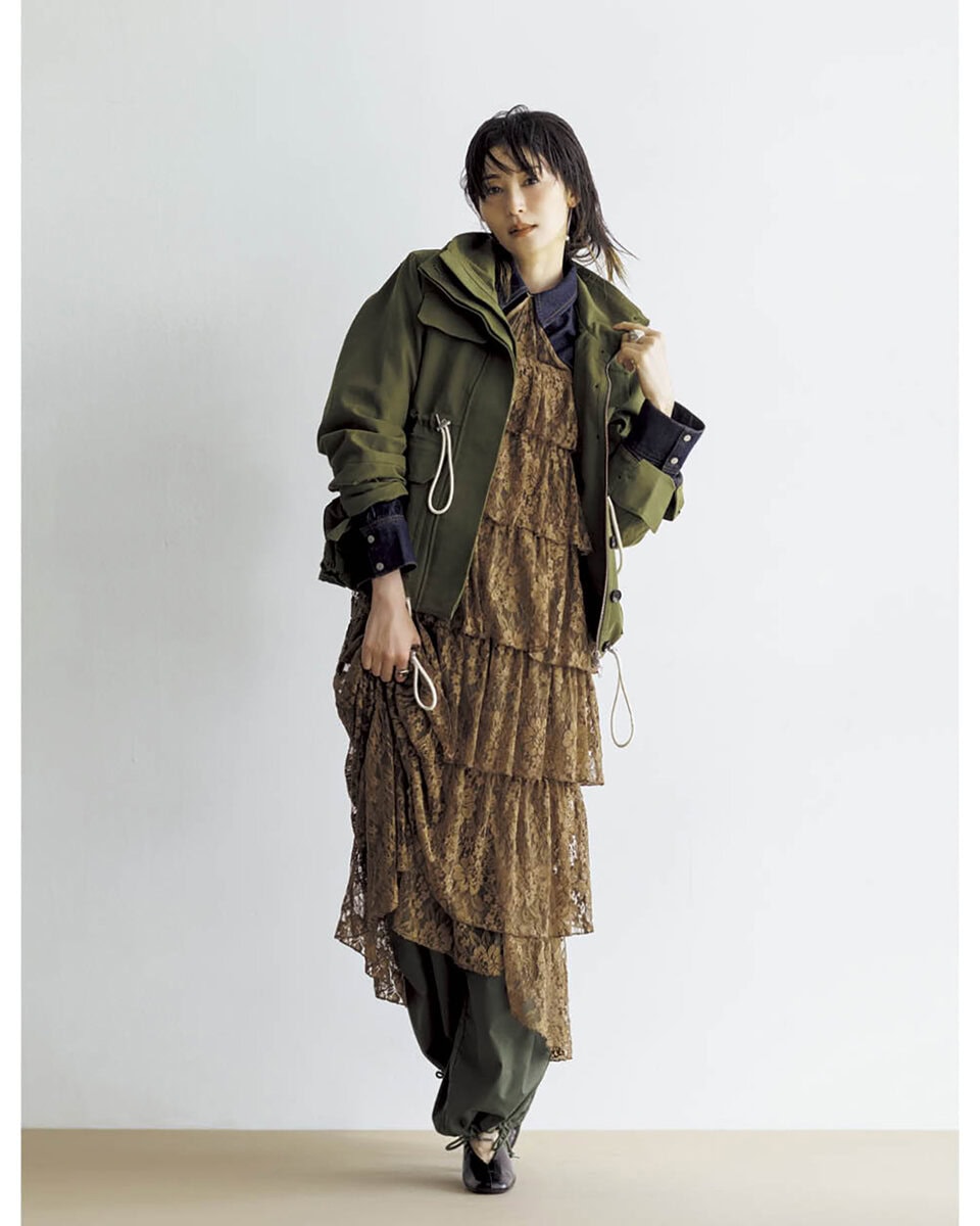 ジャケット※参考商品（コー／イーストランド）　ワンピース5万5000円（バウム・ウンド・ヘルガーデン／S&T）　デニムシャツ3万5420円（テラ／ティースクエア プレスルーム）　パンツ5万2800円（ハイク／ボウルズ）　パンプス17万8200円（ピエール アルディ／ピエール アルディ 東京）　ピアス〈片耳〉15万4000円（oeau）　リング〈左手中指〉5万1700円（バルブス／ZUTTOHOLIC）　〈右手人差し指〉4万5870円※参考価格（オーガスト）