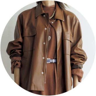 〈BROWN〉エッジのあるスタイルでもブラウンなら品よくまとまる