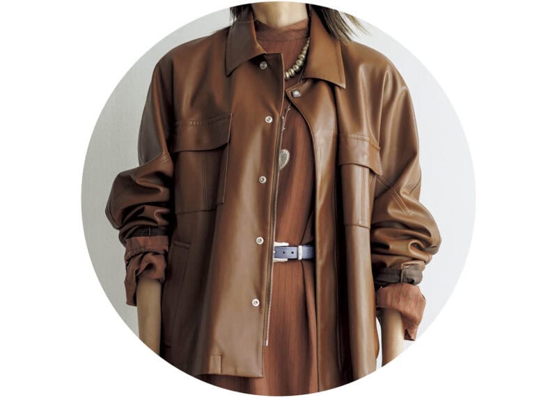 〈BROWN〉エッジのあるスタイルでもブラウンなら品よくまとまる