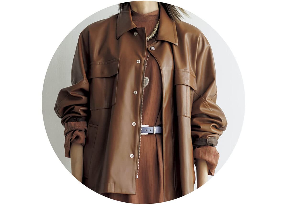 〈BROWN〉エッジのあるスタイルでもブラウンなら品よくまとまる