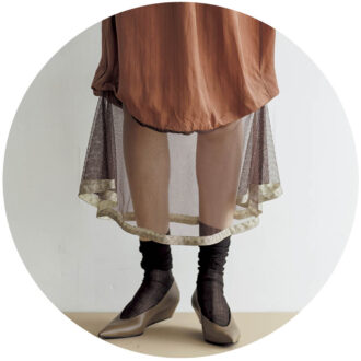 〈BROWN〉エッジのあるスタイルでもブラウンなら品よくまとまる