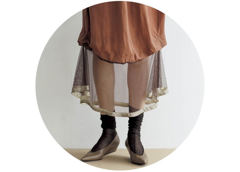 〈BROWN〉エッジのあるスタイルでもブラウンなら品よくまとまる