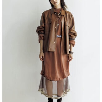 ジャケット9万6800円、ワンピース5万3900円、ベルト3万800円（すべてトーガ トゥ／トーガ 原宿店）　パンプス17万8200円（ピエール アルディ／ピエール アルディ 東京）　ネックレス〈玉〉5万3460円（アドラル／ZUTTOHOLIC）　〈星〉5万6100円（ハルポ／RHC ロンハーマン）　〈ハート〉3万3440円、ブレスレット〈右手〉3万2780円（ともにチビ・ジュエルズ／チビ・ジュエルズ ジャパン）　〈左手〉3万4760円（ブランチ・ジュエリー／ZUTTOHOLIC）