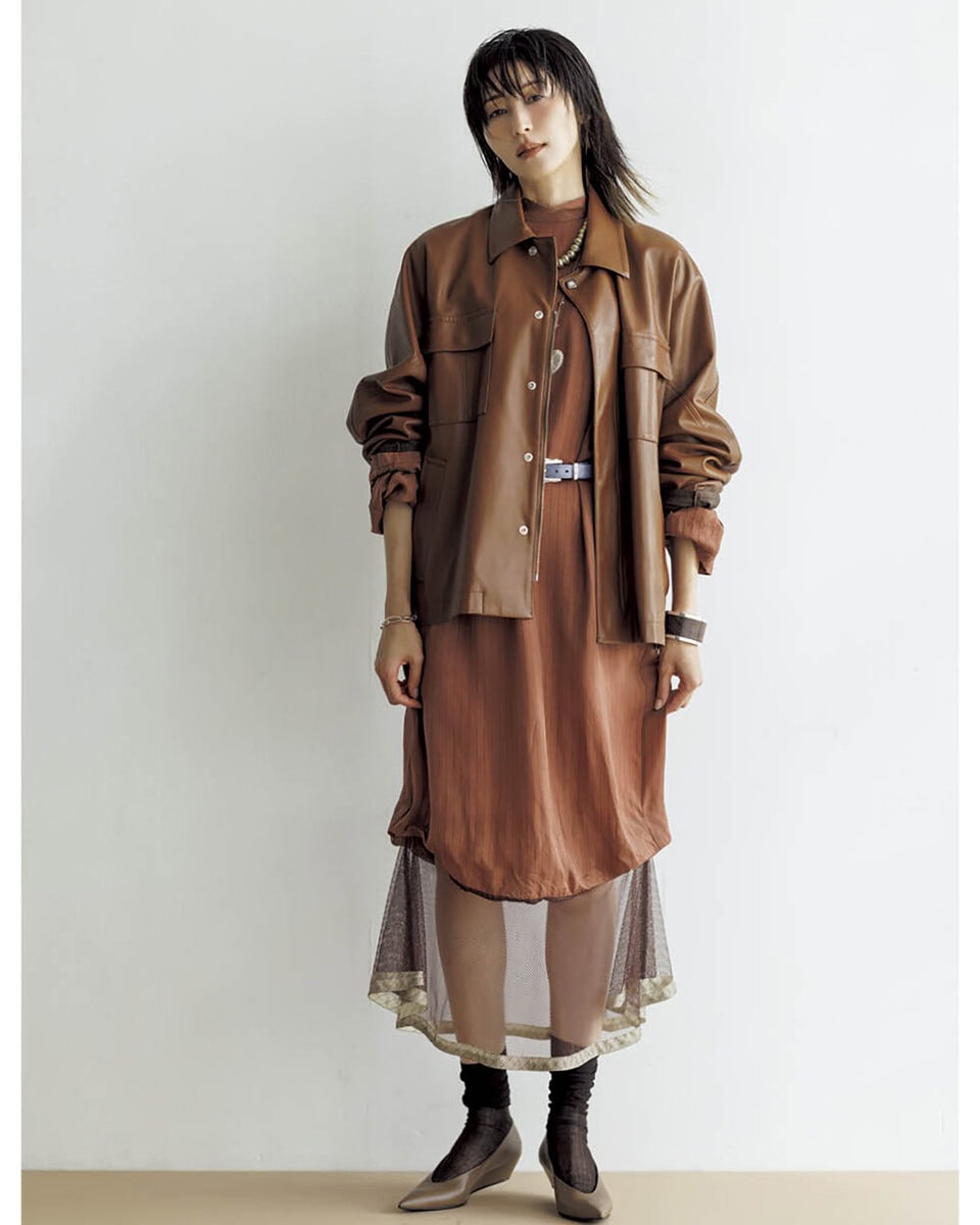 ジャケット9万6800円、ワンピース5万3900円、ベルト3万800円（すべてトーガ トゥ／トーガ 原宿店）　パンプス17万8200円（ピエール アルディ／ピエール アルディ 東京）　ネックレス〈玉〉5万3460円（アドラル／ZUTTOHOLIC）　〈星〉5万6100円（ハルポ／RHC ロンハーマン）　〈ハート〉3万3440円、ブレスレット〈右手〉3万2780円（ともにチビ・ジュエルズ／チビ・ジュエルズ ジャパン）　〈左手〉3万4760円（ブランチ・ジュエリー／ZUTTOHOLIC）