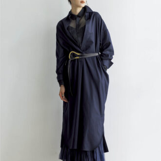 ワンピース5万8300円(サクラ/インターリブ) 中に着たチェックシャツ7万1500円(ハイク/ボウルズ) スカート8万300円(エブール/リトルリーグ インク) ベルト2万8600円※参考価格(アトリエ アンボワーズ/アマン) 靴7万400円(トーガ プルラ/トーガ 原宿店) リング6万4900円(ジル プラットナー/アルファ ブランド コンサルティング) ソックス(スタイリスト私物)