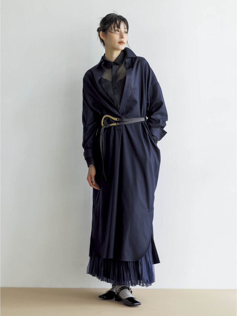 ワンピース5万8300円（サクラ／インターリブ）　中に着たチェックシャツ7万1500円（ハイク／ボウルズ）　スカート8万300円（エブール／リトルリーグ インク）　ベルト2万8600円※参考価格（アトリエ アンボワーズ／アマン）　靴7万400円（トーガ プルラ／トーガ 原宿店）　リング6万4900円（ジル プラットナー／アルファ ブランド コンサルティング）   ソックス（スタイリスト私物）