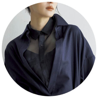 〈NAVY〉異なる素材のレイヤードが着こなしに奥行きをプラス