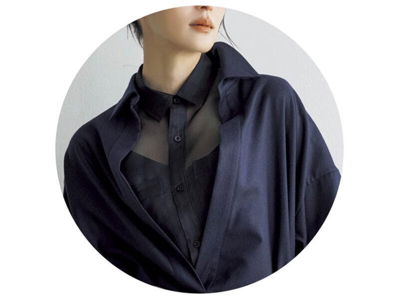 〈NAVY〉異なる素材のレイヤードが着こなしに奥行きをプラス