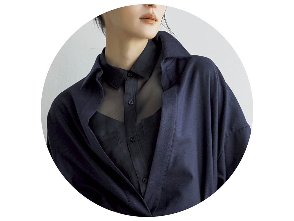 〈NAVY〉異なる素材のレイヤードが着こなしに奥行きをプラス