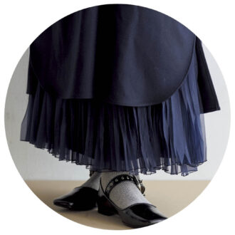 〈NAVY〉異なる素材のレイヤードが着こなしに奥行きをプラス