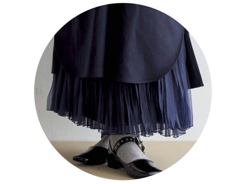 〈NAVY〉異なる素材のレイヤードが着こなしに奥行きをプラス