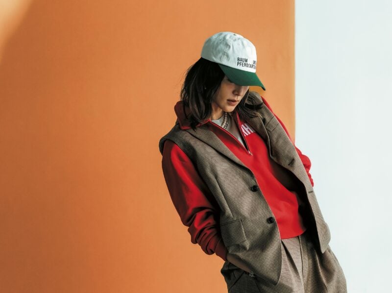 ジャケット8万2500円、パンツ5万9400円（ともにハイク／ボウルズ） トップス2万3100円（チャンピオン フォー RHC／RHC ロンハーマン） インナー1万4300円（ティッカ） キャップ1万7600円（バウム・ウンド・ヘルガーテン／S&T）